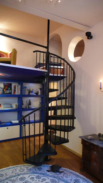 Privatangebot! Außergewöhnliche, vollmöblierte Single-Mezzaninewohnung in Jugendstilhaus mit Garten — photo 1